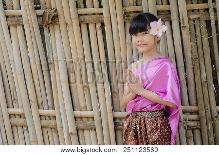 Thai Girl Pose Welcome Sawasdee (wai),thai Dress Retro.