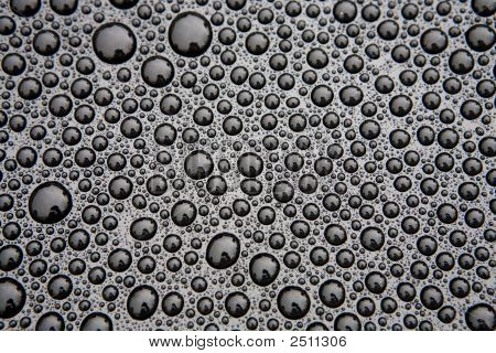 Gocce d'acqua su auto nera