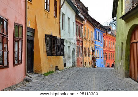 มุมมองถนนยุคกลางใน Sighisoara ทรานซิลเวเนีย