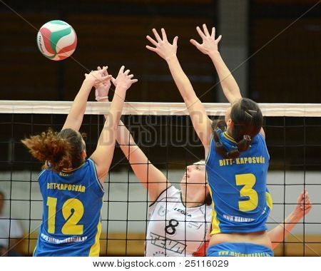 Jönköpings Södra, Ungern - oktober 21:Zsofia Harmath (blå 3) i aktion på en ungersk NB I. League-volleyb