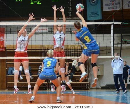 KAPOSVAR, Ungarn - 21. oktober: Zsanett Pinter (blå 2) i aktion på en ungarsk NB I. League volley