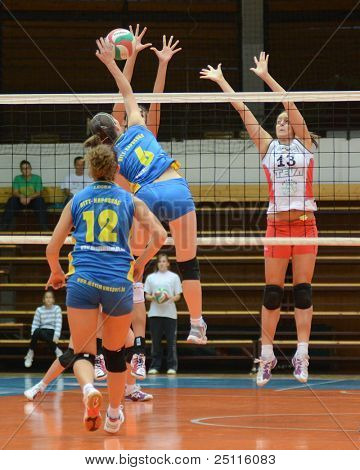 Jönköpings Södra, Ungern - 21 oktober: Kamilla Gyorbiro (i blått) i aktion på en ungersk NB I. League vol