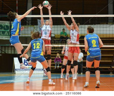 Jönköpings Södra, Ungern - 21 oktober: Petra Horvath (blå 4) i aktion på en ungersk NB I. League-volleyb