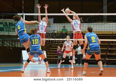 Jönköpings Södra, Ungern - 21 oktober: Petra Horvath (blå 4) i aktion på en ungersk NB I. League-volleyb
