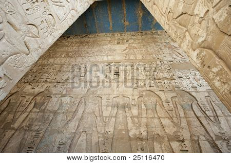 Hieroglypic tallados en un templo egipcio