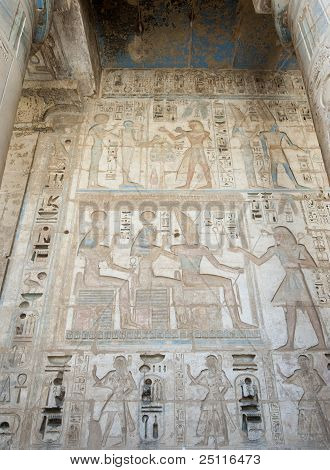 Hieroglypic tallados en un templo egipcio
