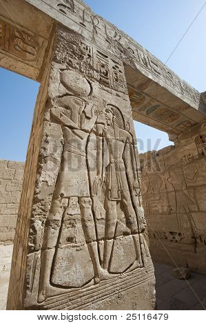 Hieroglypic tallados en un templo egipcio