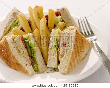 Sanduíche de atum servido com batata frita