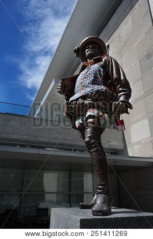 Raleigh,nc/usa - 7-19-2018: Statue Of Sir Walter Raleigh In Downtown Raleigh, Nc