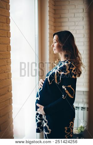 A Pregnant Woman On A Lamps Background