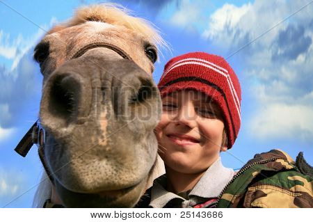 Junge, Pferde und Hunde