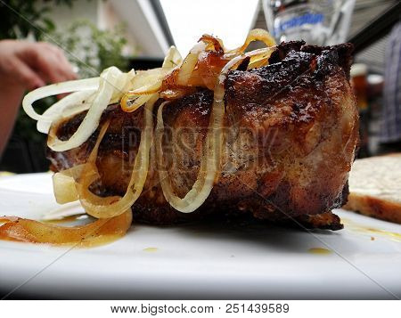 Delicious Juicy Grilled Chob With Onionrings And Bread