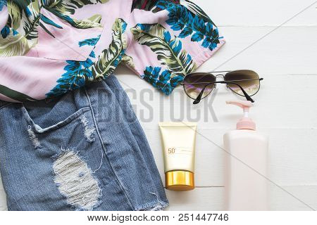 Natural Cosmetics For Skin Face Sunscreen Spf50 ,body Lotion ,sunglasses ,short Jeans Trousers And S