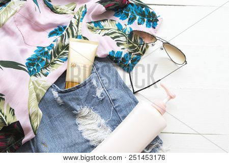 Natural Cosmetics For Skin Face Sunscreen Spf50 ,body Lotion ,sunglasses ,short Jeans Trousers And S