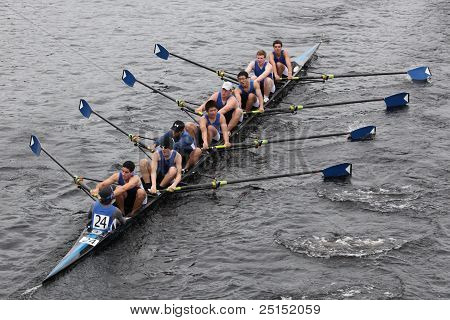 BOSTON - 23 ottobre: Gioventù Shaker canottaggio associazione Eights maschile gare in testa di Charles Regat