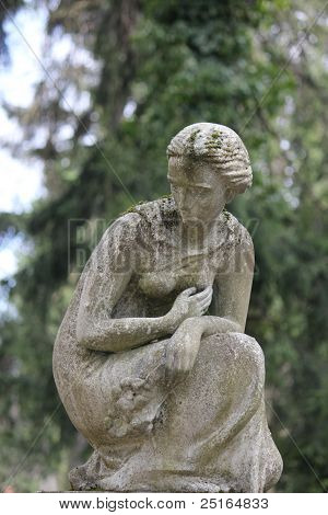 Estatua de la mujer en la tumba
