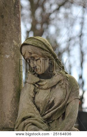 Un fragmento de la estatua de una mujer en la tumba