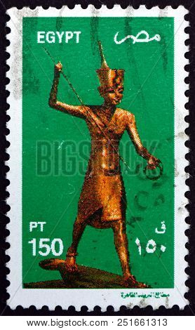 Egypt - Circa 1982: A Stamp Printed In Egypt Shows King Tutankhamen As Harpooner, A Golden Statue Of