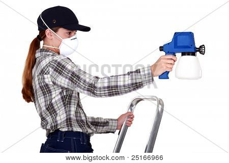 ผู้หญิงที่สวมใส่หน้ากากที่ใช้กับ spraygun