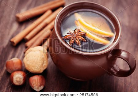 copo de vinho quente com especiarias - alimentos e unidade de destintamento