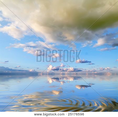 海-作品の背景に美しい空