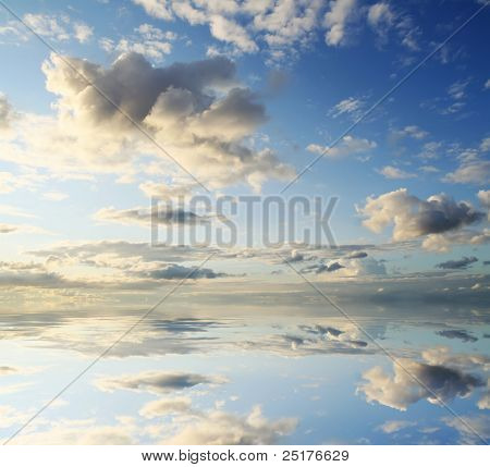 海-作品の背景に美しい空