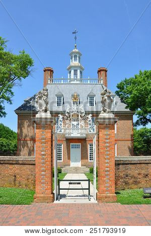 Williamsburg, Va, Usa - May 7, 2012: Governors Palace Of British Colony In Williamsburg Historic Dis