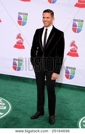 LOS ANGELES - NOV 10: Rodner Figueroa přijde na 12 roční Latin GRAMMY Awards v Mandalay Ba