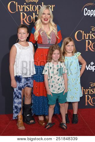 LOS ANGELES - JUL 30:  Tori Spelling, Stella McDermott, Hattie McDermott and Finn McDermott arrives to the 