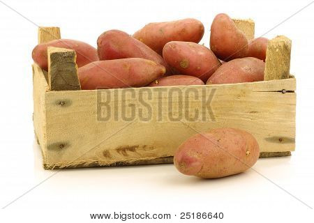 roseval fresco batatas em uma caixa de madeira