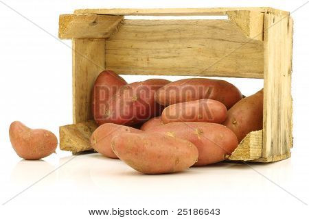 roseval fresco batatas em uma caixa de madeira