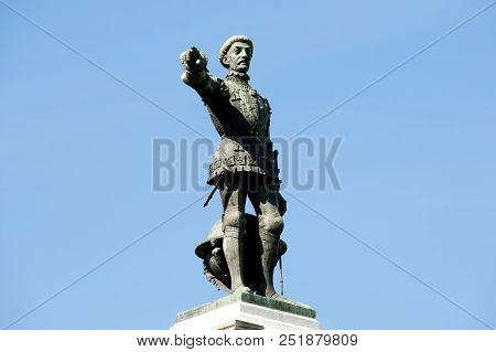Dom Henrique Statue - Porto - Portugal