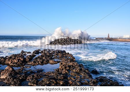 Photo Picture Of A Big Wave In The Ocean