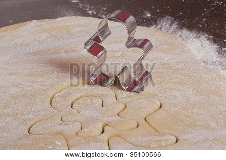 leikkaamiseen evästeet taikina gingerbread man muoto