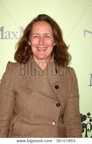 LOS ANGELES - 25 FEB: Fiona Shaw arriva al quarto annuale donne nel Film Pre-Oscar Cocktail Party  