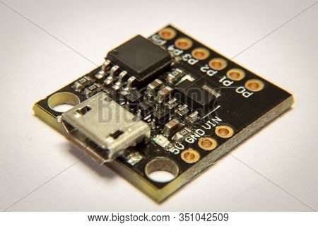 Close Up On A Attiny 32, An Arduino-like Micro Controller