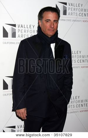 LOS ANGELES - 29 de JAN: Andrew Garcia llega a la Gala de inauguración de Valle Performing Arts Center en Ca