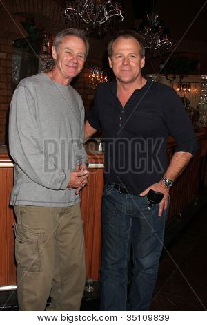 LOS ANGELES - MAR 24: Johan Rogers, Kin Shriner på den unga & rastlösa 38: e årsdagen på uppsättning 