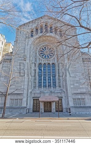 New York, Usa - January 15, 2018: Temple Emanu-el Front Facade On 5th Avenue On Upper East Side View