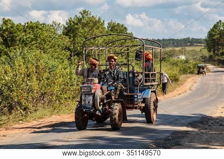 Pindaya, Myanmar - Nov 07, 2019: Working People Of Myanmar, Former Burma On The Road From Heho To Pi