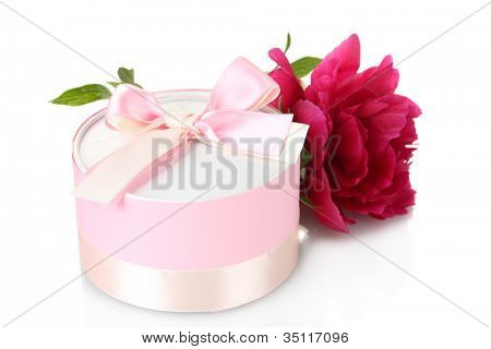 beautirul-de-rosa flor de presente e peônia isolado no branco