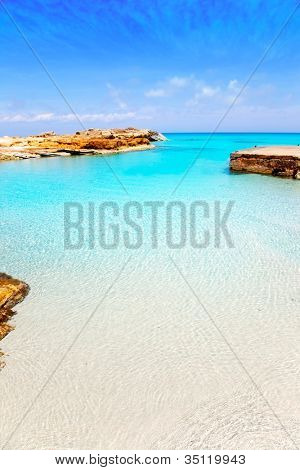 Porto de Agusti es Calo de San em Formentera ilha das Baleares Mediterrâneo