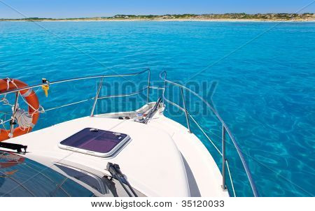 Loď na pláž llevant v průhledné vodě ostrov Formentera