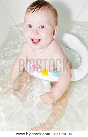 Baby Blue-eyed kąpiel w wannie