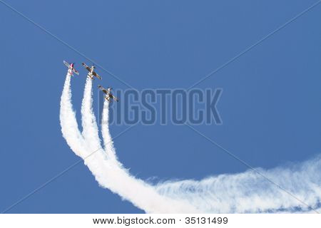 Iacarii Acrobati และแสดง Jurgis อากาศ Kairys