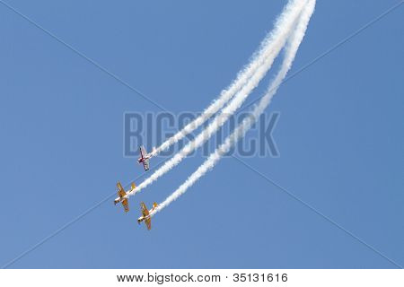 Iacarii Acrobati และแสดง Jurgis อากาศ Kairys