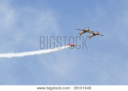 Iacarii Acrobati และแสดง Jurgis อากาศ Kairys