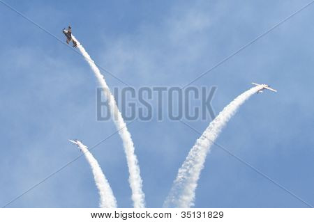 Iacarii Acrobati และแสดง Jurgis อากาศ Kairys