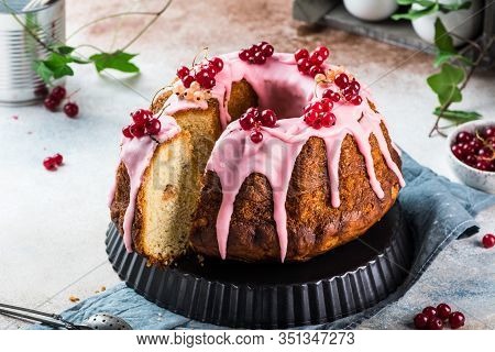 Easter Cake. Bundt Cake. Easter Concept. Panettone. Still Life Of Food, Easter Day, Spring Food, Pas
