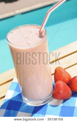 Shake fraise puissance par une piscine